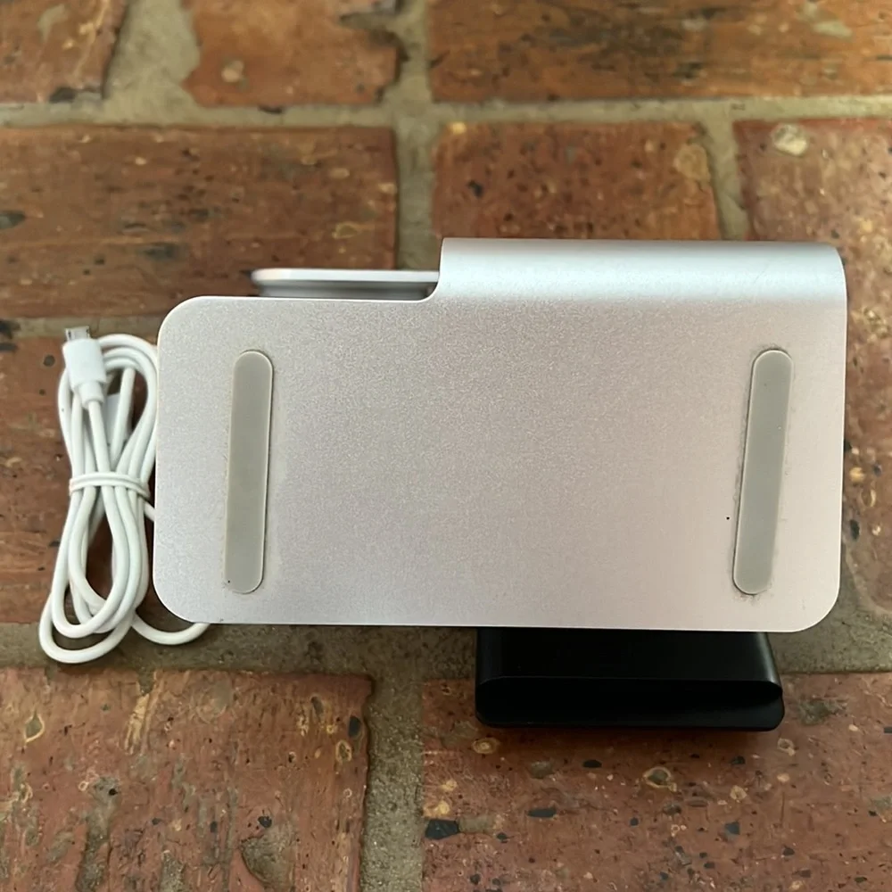 Bestand aluminum 2in1 wireless charger. Charges phones, and watches.